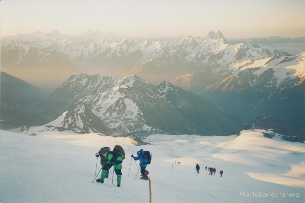 Subiendo al Elbrus, amanece en el Caucaso con los Ushba en el centro derecha